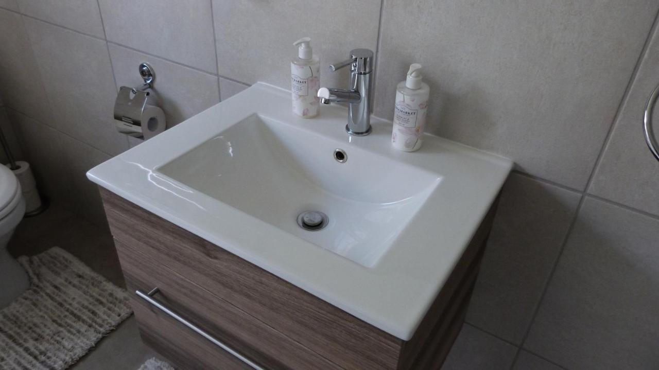 Settle Inn Self Catering Units Colchester Exteriör bild