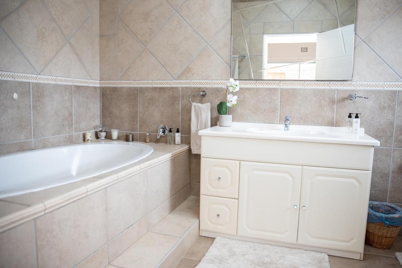 Settle Inn Self Catering Units Colchester Exteriör bild